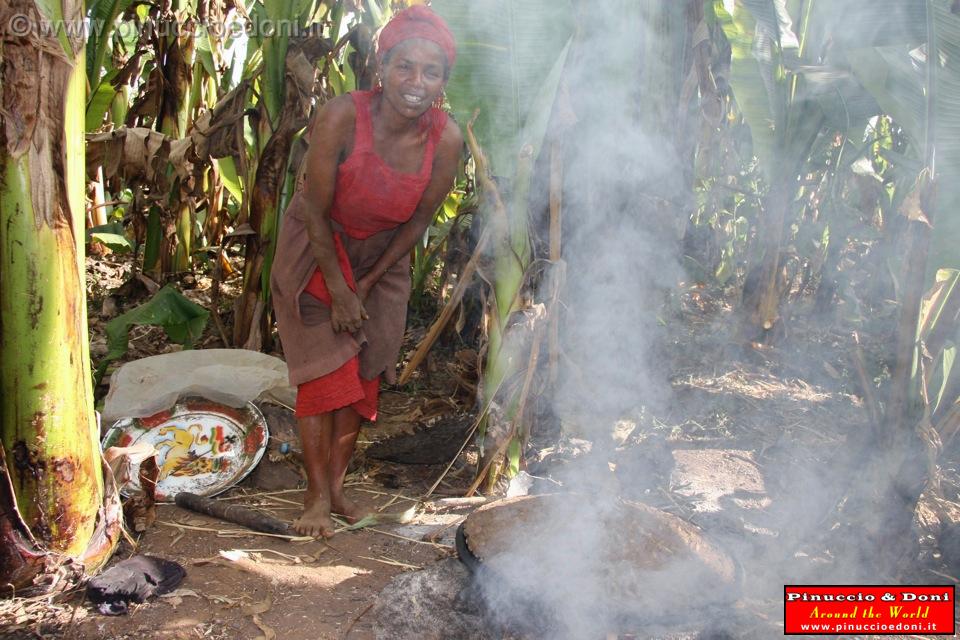 Ethiopia - Preparazione del kotcho pane tradizionale - 07.jpg